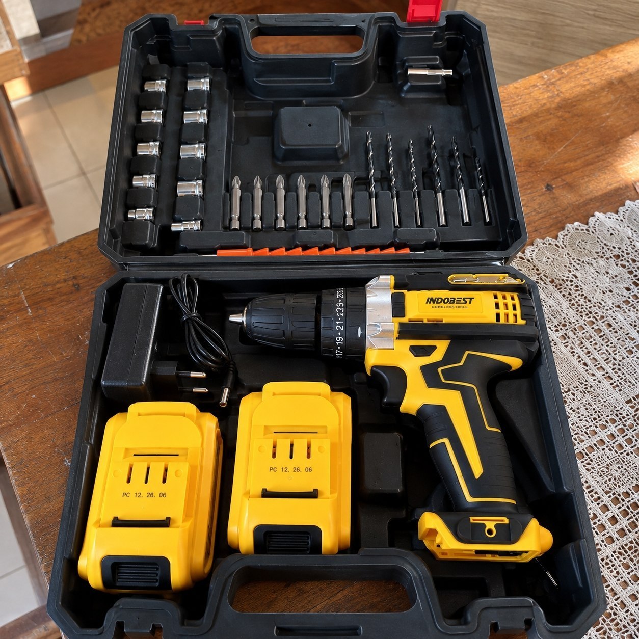 Furadeira e Parafusadeira Sem Fio 48V com 2 Baterias Recarregáveis, Maleta e Kit de Acessórios